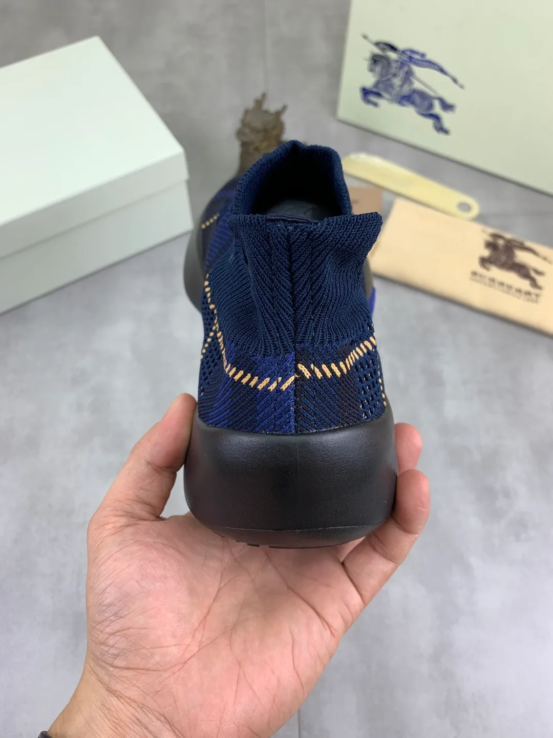 Men's Men's Shoes 💰P620 💰【New Style】Top Version 🆘【Burberry】New Burberry Fly Knit Shoes are now available with perfect workmanship! 🔥Perfect shape and top quality🙈Non-slip and wear-resistant high-end rubber outsole👣Versatile and comfortable shoes, standard size: 39-45 (customized 38-46) 2️⃣colors available Top-quality packaging